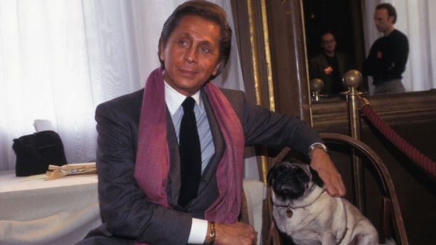 Valentino Garavani et son chien après lson défilé à Paris le 21 janvier 1996, France. (Photo by William STEVENS/Gamma-Rapho via Getty Images)
