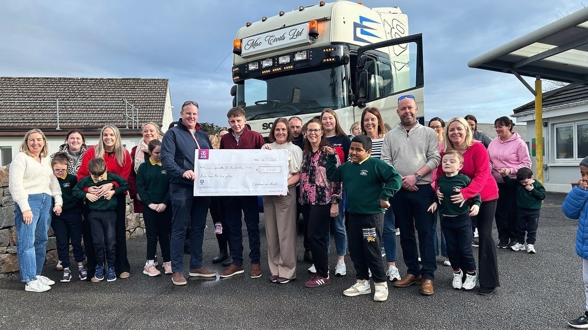 Daoine a bhí i láthair ag ócáid Tigh Nan Dooley nuair a bronnadh seic orthu ón seó bóthair a bhí ar bun faoi Nollaig.