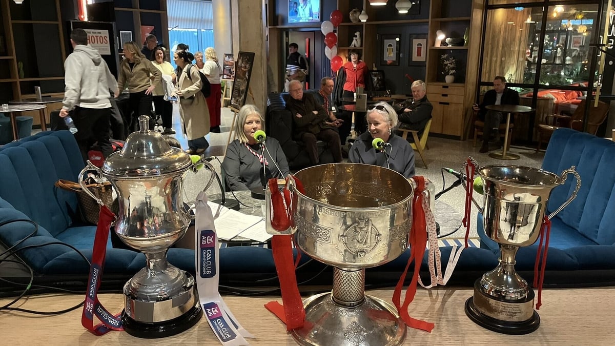 Deirdre Uí Fhlannúra agus Neasa Ruiséal.