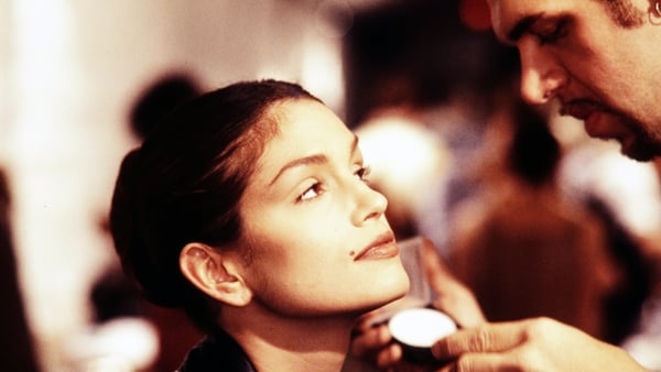 Makeup artist Kevyn Aucoin applies makeup on model Cindy Crawford.