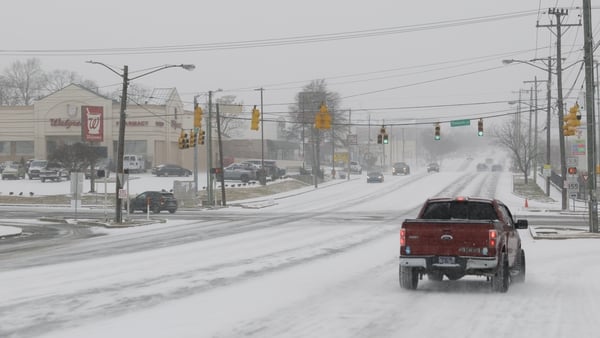 Snow begins to collect on Nolensville Pike in Nashville, Tennessee