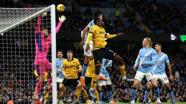 MANCHESTER, ENGLAND - JANUARY 24: Yerson Mosquera of Wolverhampton Wanderers hits the crossbar with a header during the Premier League match between Manchester City and Wolverhampton Wanderers at Etihad Stadium on January 24, 2026 in Manchester, England. (Photo by Michael Regan/Getty Images)