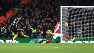 Matheus Cunha of Manchester United scores his team's third goal during the Premier League match between Arsenal and Manchester United at Emirates Stadium on January 25, 2026 in London, England.