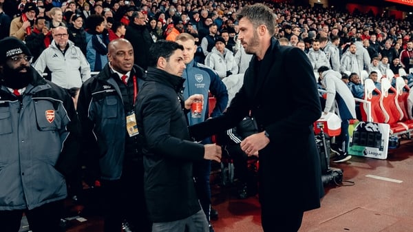 LONDON, ENGLAND - JANUARY 25: Head Coach Michael Carrick of Manchester United greets Manager Mikel Arteta of Arsenal ahead of the Premier League match between Arsenal and Manchester United at Emirates Stadium on January 25, 2026 in London, England. (Photo