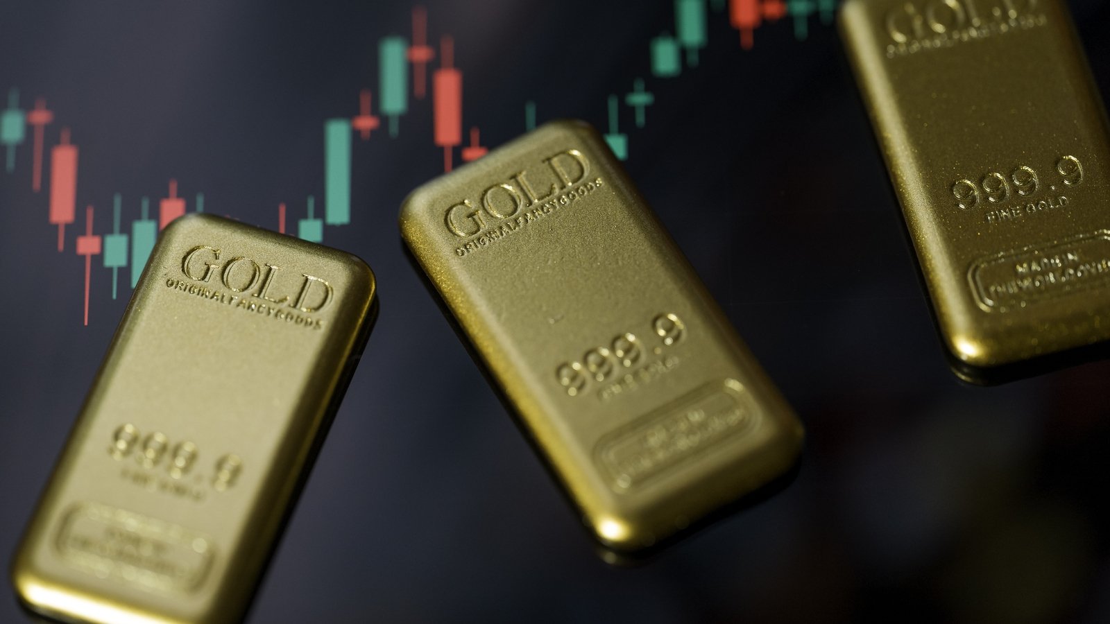 Despite fall today, gold set for best month since 1982