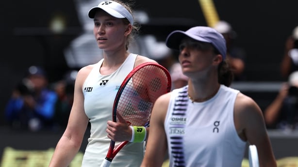 Kazakhstan's Elena Rybakina (L) and Poland's Iga Swiatek