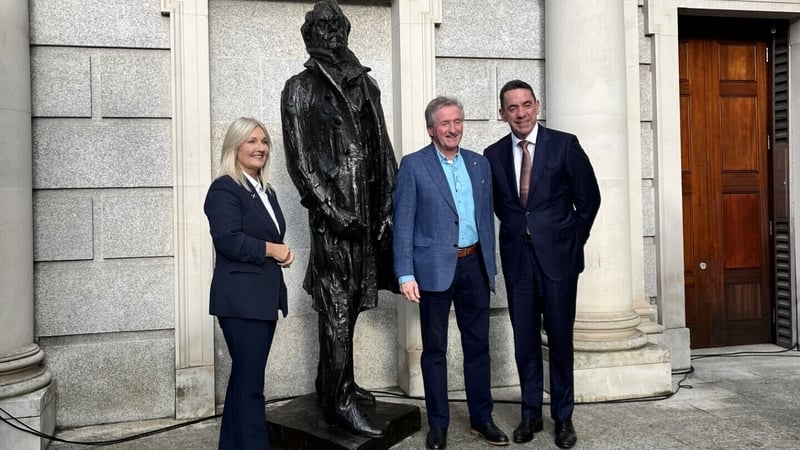 Verona Murphy, Ceann Comhairle (L); Myles O'Grady, Bank of Ireland CEO (R) and Seán O'Connell, a descendant of Daniel O'Connell (C)