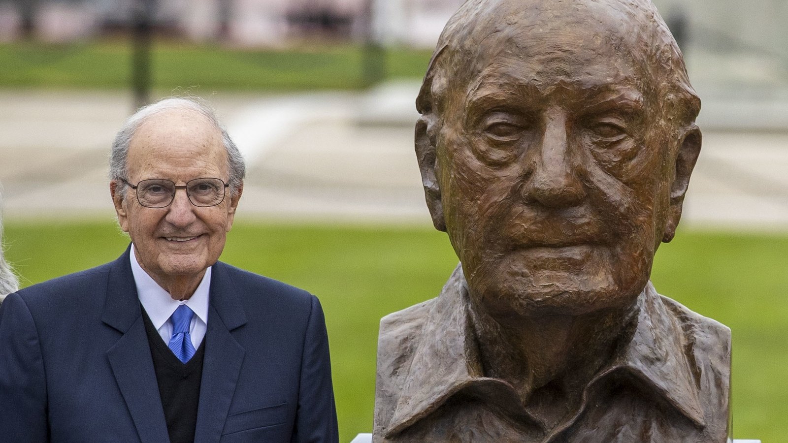 Queen's severs ties with George Mitchell