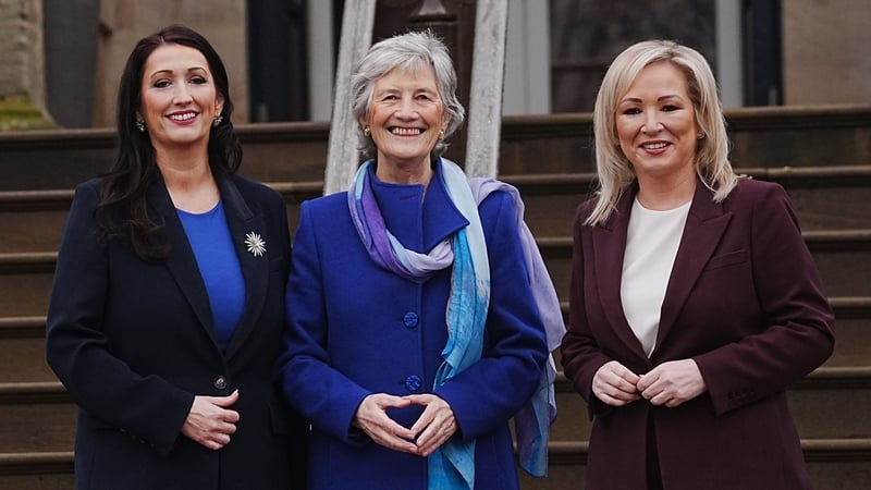 Fáilte curtha roimh an Uachtarán go Caisleán Stormont ag an gCéadAire Michelle O'Neill agus an Leas-ChéadAire Emma Little-Pengelly