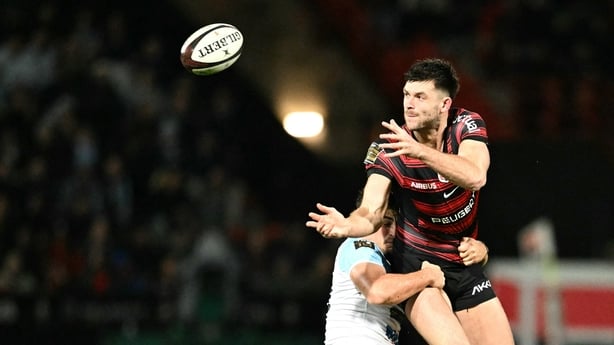 Toulouse's Scottish full back Blair Kinghorn (R) passes the ball as he is tackled by Bayonne's French centre Guillaume Martocq during the French Top14 rugby union match between Stade Toulousain Rugby (Toulouse) and Aviron Bayonnais (Bayonne) at the Ernest-Wallon stadium in Toulouse, south-western Fr