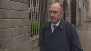 Tús Áite: Kenny Jacobs ag seasamh síos óna ról  show image