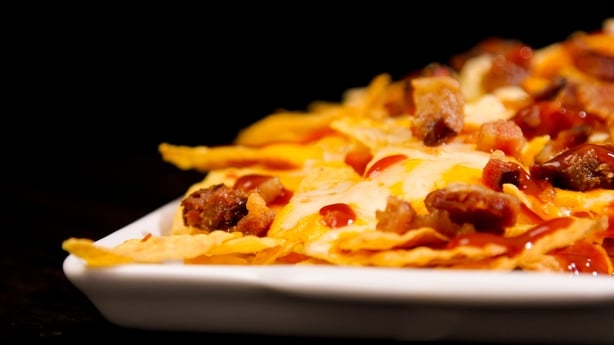 A culinária mexicana é rica e diversificada, conhecida por seus sabores intensos e uso de ingredientes como milho, feijão, abacate e diversas pimentas. Pratos icônicos incluem o guacamole, feito com abacate e temperos, que pode ser consumido com nachos. Outros pratos populares são os tacos, burritos