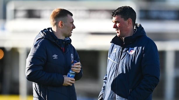 10 April 2023; Drogheda United manager Kevin Doherty with Mark Doyle of St Patrick's Athletic before the SSE Airtricity Men's Premier Division match between Drogheda United and St Patrick's Athletic at Weaver's Park in Drogheda, Louth. Photo by Ben McShane/Sportsfile