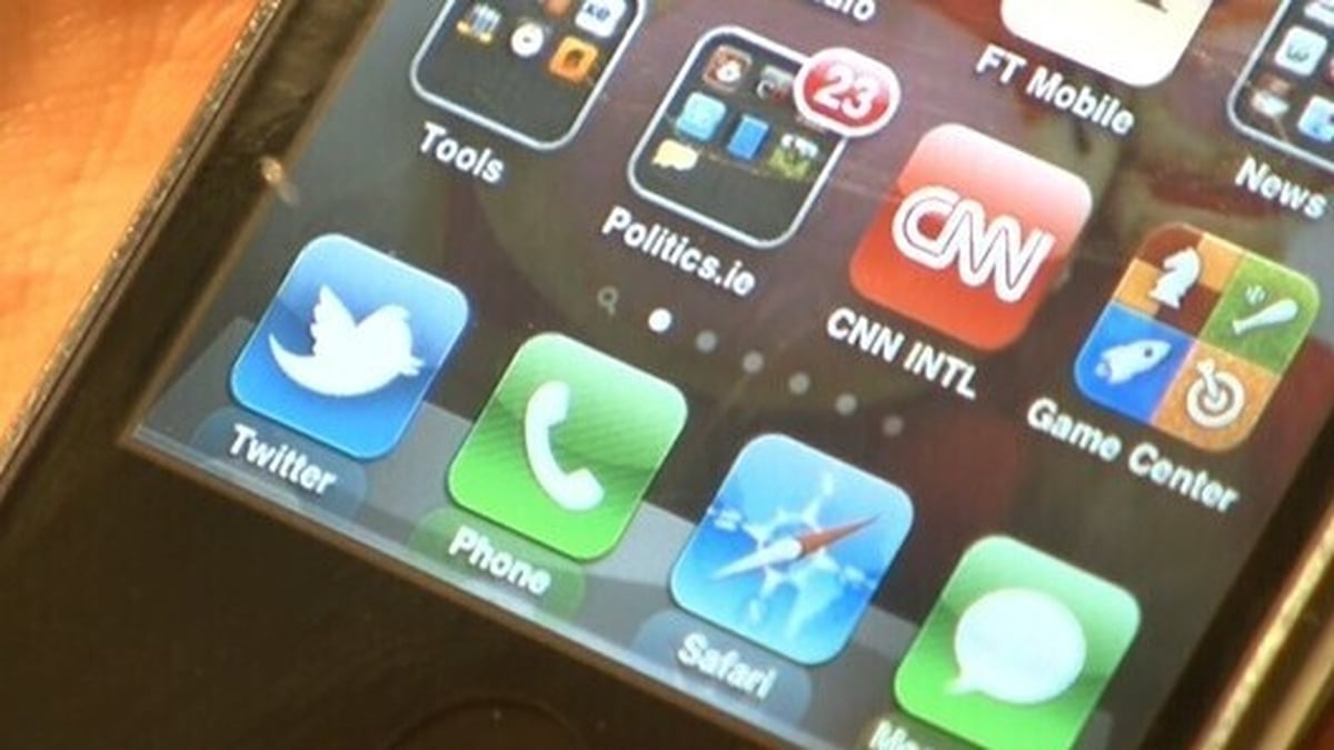 Aedín Ní Thiarnaigh, scríobhnóir & Doireann Ní Fhoighil, Macléinn.