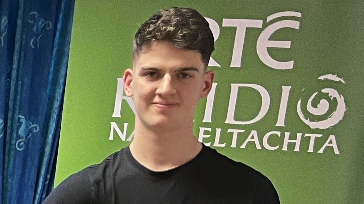 Amhlaoibh Ó Beoláin Ó Siocháin, amhránaí agus ceoltóir. 