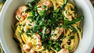 Spaghetti with prawns and mussels show image