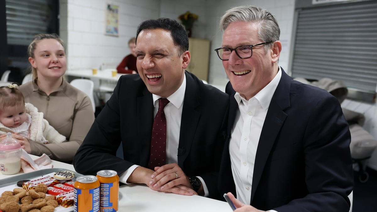 Tom Ó Ceallaigh : Tráchtaire ar pholaitíocht na Breataine.