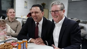 Tom Ó Ceallaigh : Tráchtaire ar pholaitíocht na Breataine. show image