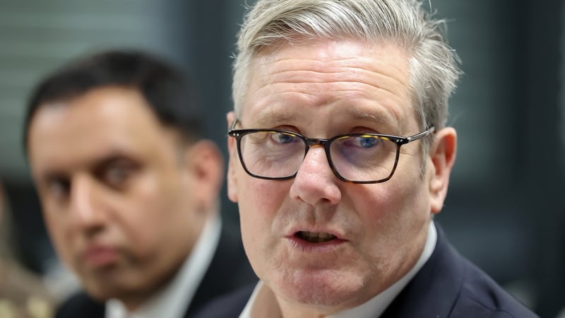 Keir Starmer agus Anas Sarwar sa gcúlra