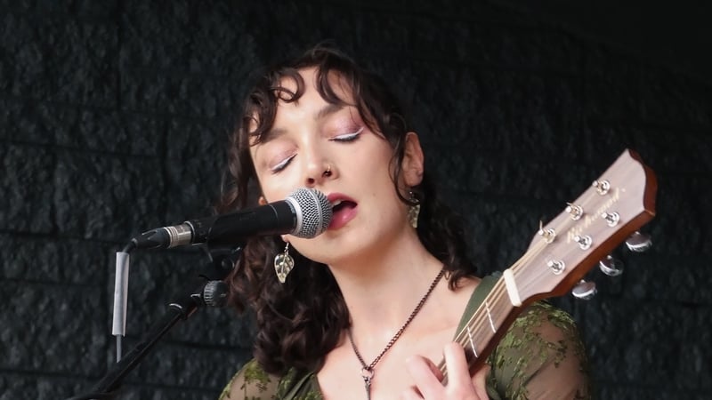 Jessie Dingle performing at Ceol idir Crainn in August 2025