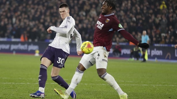 Manchester United's Slovenian striker #30 Benjamin Sesko (L) scores