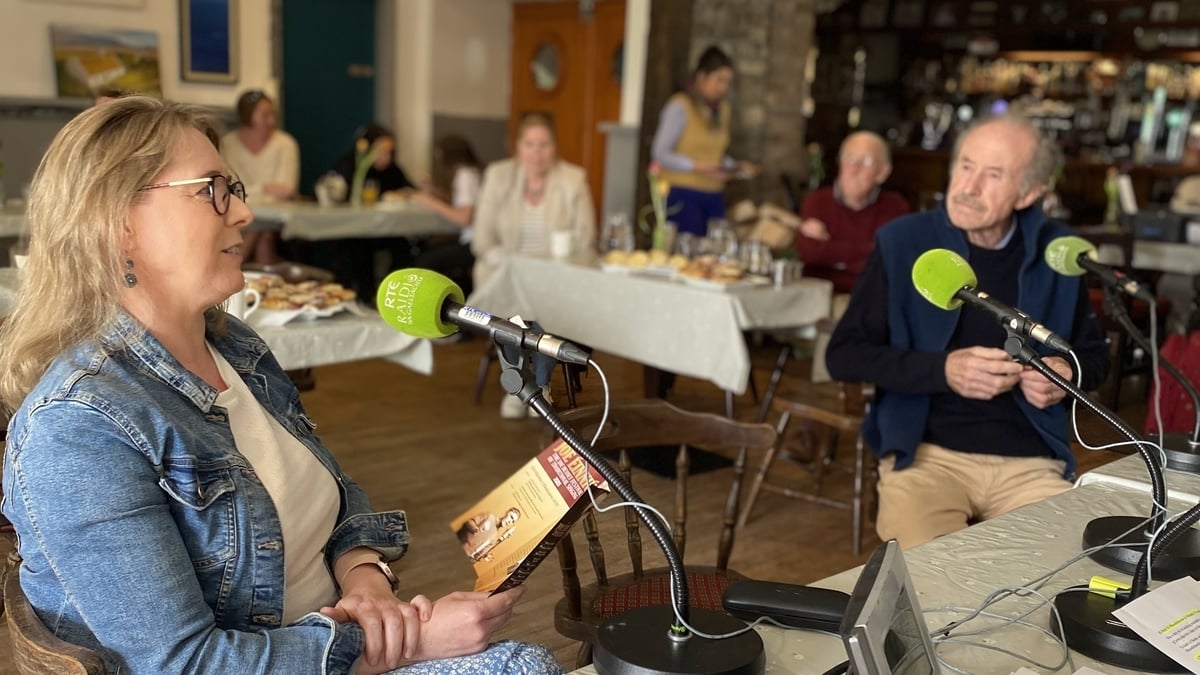 Bríd Ní Mhaoilchiaráin, ó Choiste Fhéile Joe Éinniú. 