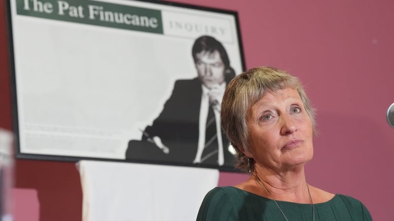 Geraldine Finucane ag preasócáid i mBéal Feirste in 2024 tar éis do Rialtas na Breataine an fiosrúchán poiblí a fhógairt