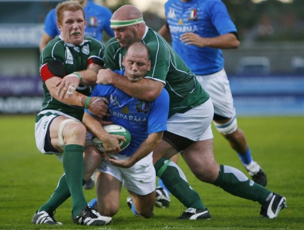 Lock Paul O'Connell (R) and Prop John Hayes (L) of Ireland stop Scrum Half Alessandro Troncon (C) of Italy 24 August 2007 during the World Cup warm up match in Belfast, Northern Ireland. AFP PHOTO / Peter Muhly (Photo credit should read Peter MUHLEY/AFP via Getty Images)