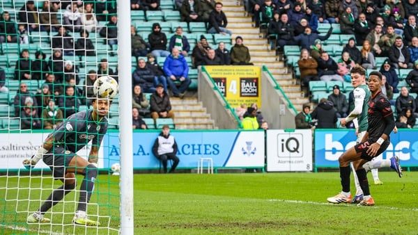 Owen Elding makes it 1-0 to Hibernian against St Mirren at Easter Road