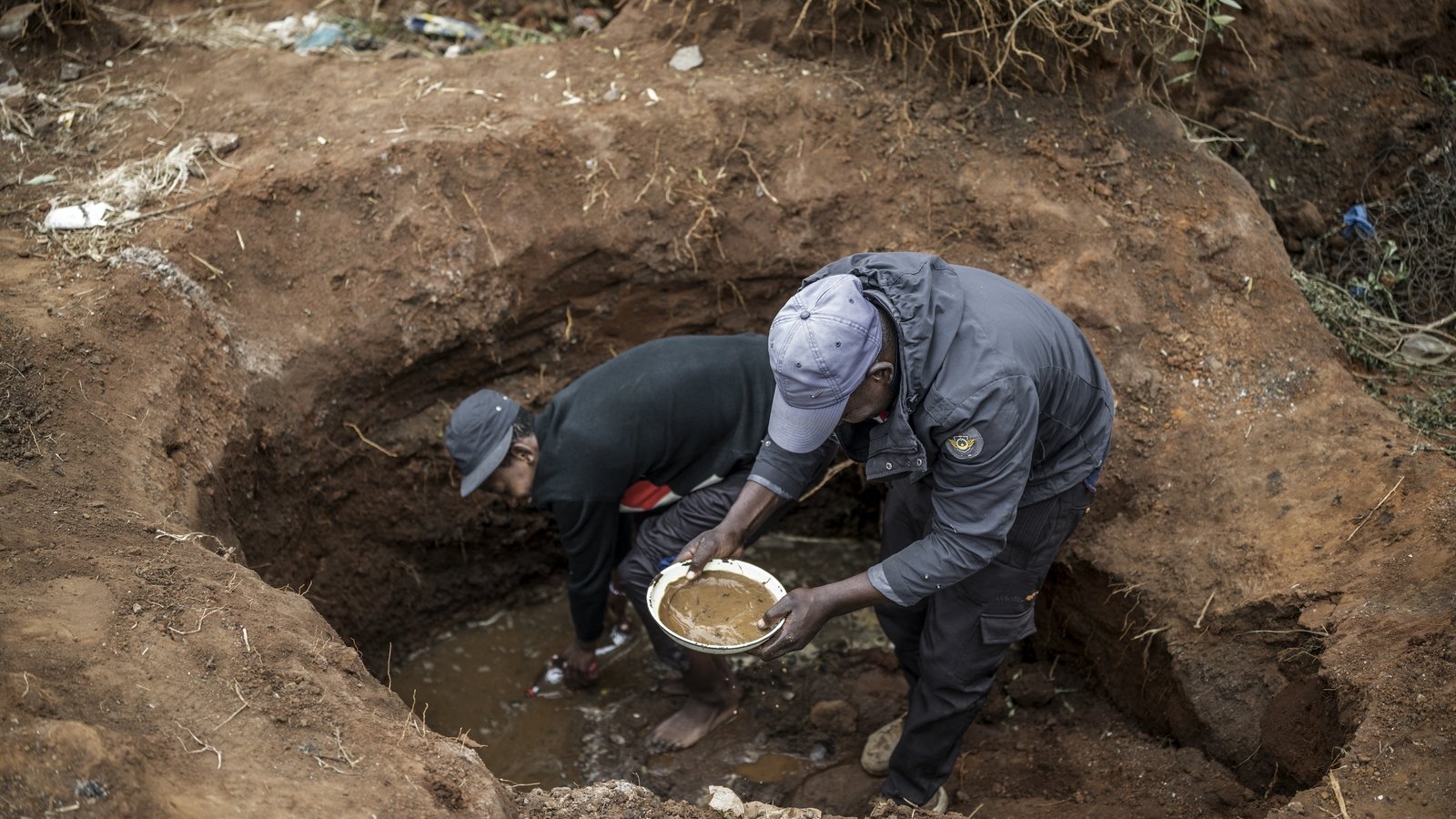 Gold rush fever grips South African township