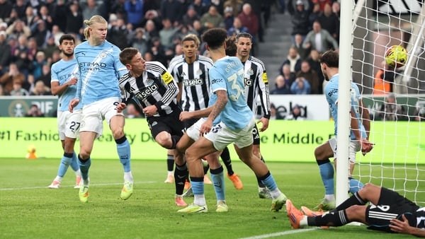 NEWCASTLE UPON TYNE, ENGLAND - NOVEMBER 22: Harvey Barnes of Newcastle United shoots to score the winning goal during the Premier League match between Newcastle United and Manchester City at St James' Park on November 22, 2025 in Newcastle upon Tyne, Engl