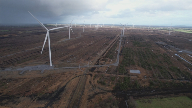 un grand nombre d'éoliennes à la campagne