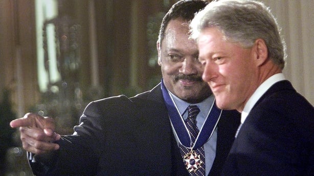 jesse jackson on the left points as he poses for a photograph with bill clinton at the white hous