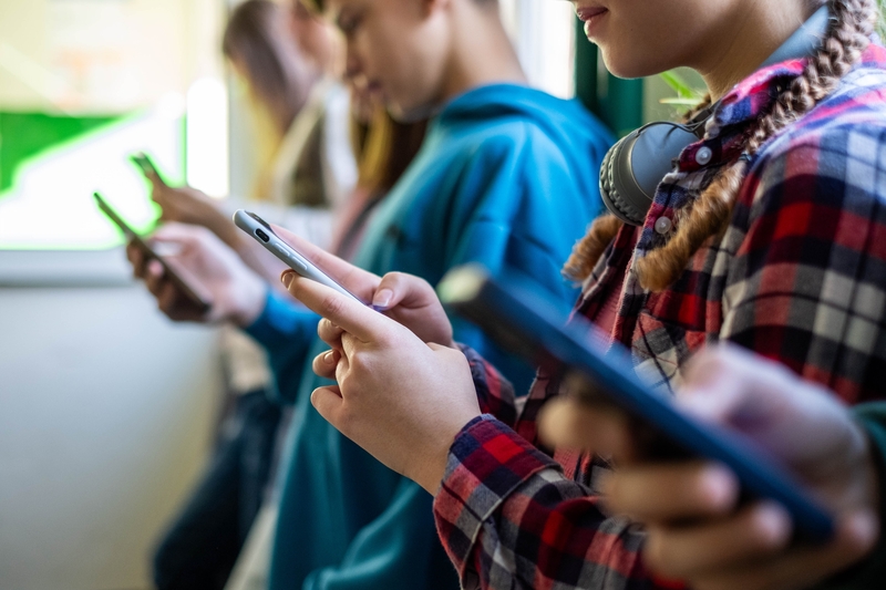 Na meáin shóisialta agus daoine óga: srianta le tabhairt isteach | Nuacht TG4