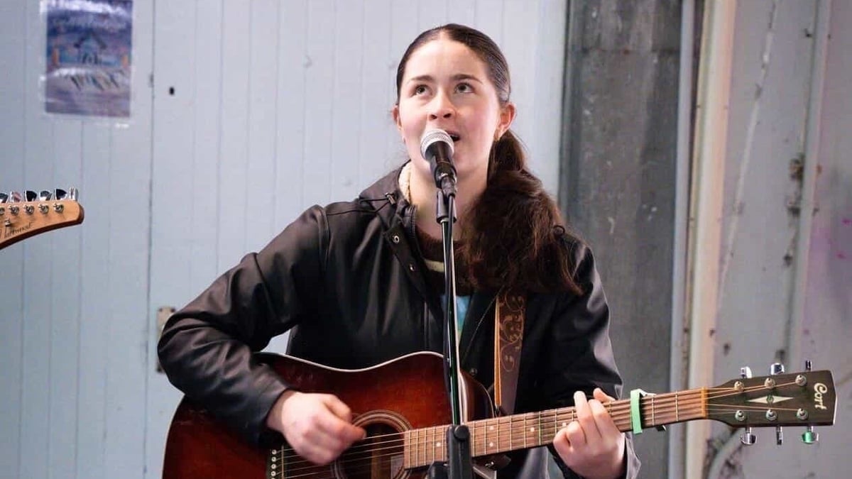 Aisling Fuller, amhránaí agus ceoltóir. 