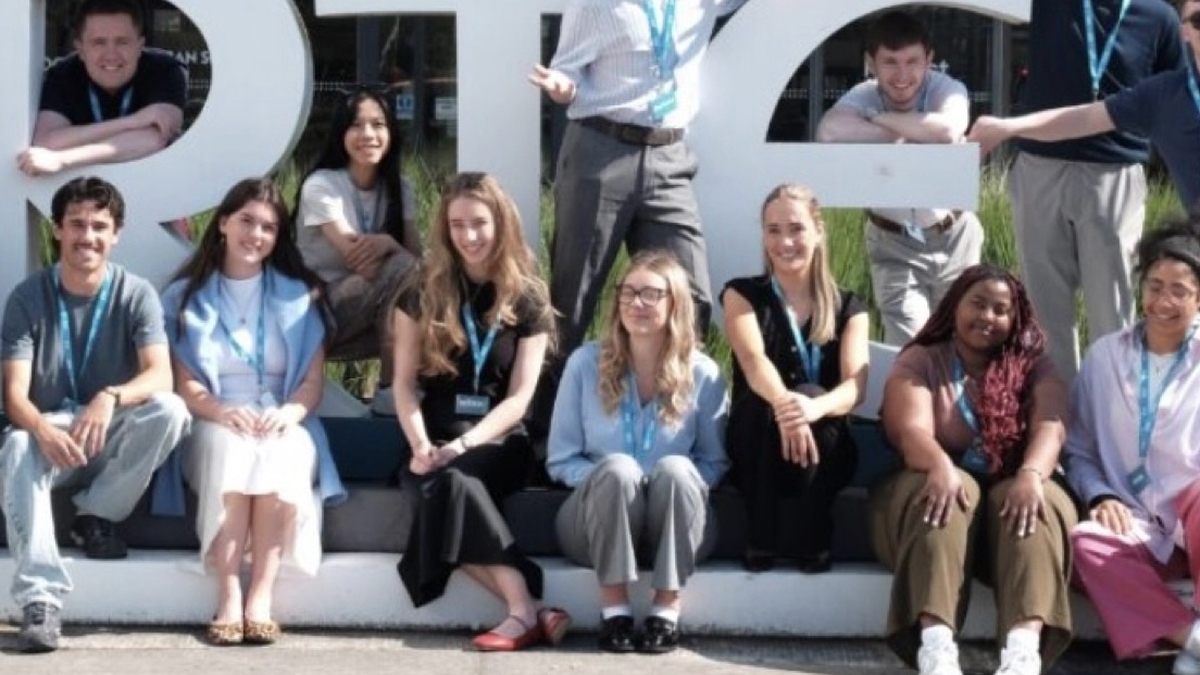 Clíodhna Ní Mhianáin agus Bláithín Keena, iar-intéirnigh le RTÉ. 