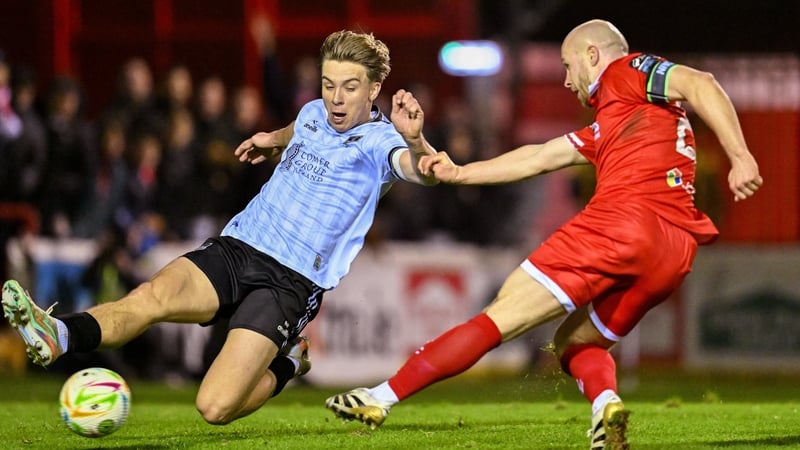 Arthur Parker of Galway United attempts to block the shot of Kerr McInroy of Shelbourne during the SSE Airtricity Men's Premier Division match between Shelbourne and Galway United at Tolka Park in Dublin. Photo by Sam Barnes/Sportsfile