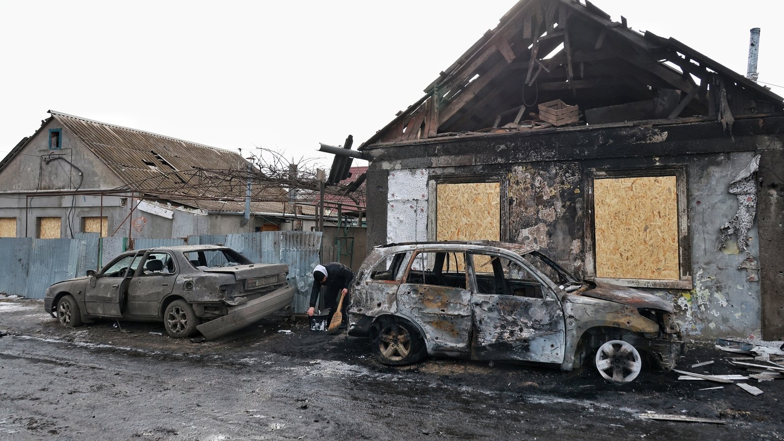 Russian strikes kill three in Ukraine, pipeline tensions