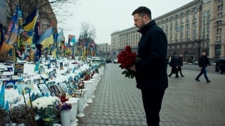 Zelensky laying flowers at war memorial