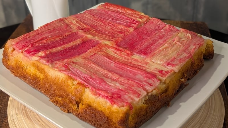rhubarb and custard cake