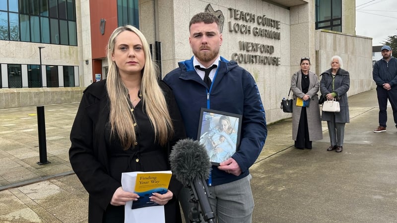 Saoirse Aylward agus a páirtí Nathan Fergeson ag Teach Cúirte Loch Garman