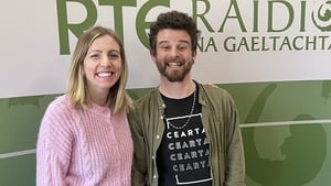 Seosamh Mac, amhránaí agus ceoltóir.  show image