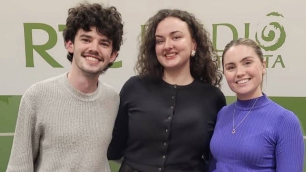 Séádhna Ó Domhnaill, Sinéad Ní Chuinn agus Rhiann Flemming, painéal na seachtaine. 