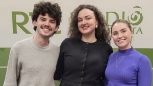 Séádhna Ó Domhnaill, Sinéad Ní Chuinn agus Rhiann Flemming, painéal na seachtaine.  show image