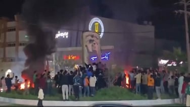 Eyewitness video shows Iranians toppling an Ayatollah monument in Galleh Dar, Fars Province