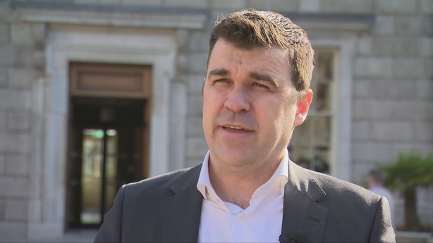 Duncan Smith speaking outside the Dáil
