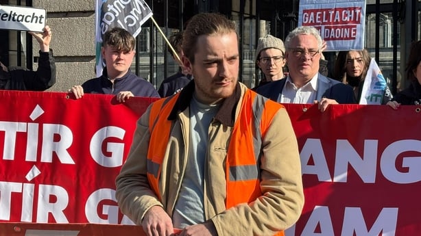 Donall O Braonain ag agoidiocht