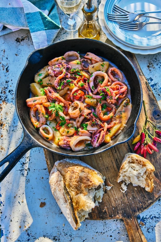 A plate of squid with bread