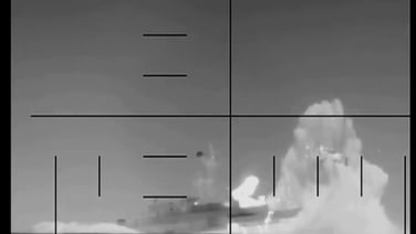 US Department of Defense video said to show the sinking of an Iranian warship