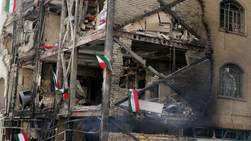 Cuid den damáiste atá déanta ag an mbuamáil d'árais chónaithe i bpríomhchathair na hIaráine, Tehran, 5 Márta 2026